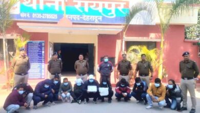 फ्लैट में जुआ खेल रहे 13 जुआरियों को पुलिस किया गिरफ्तार