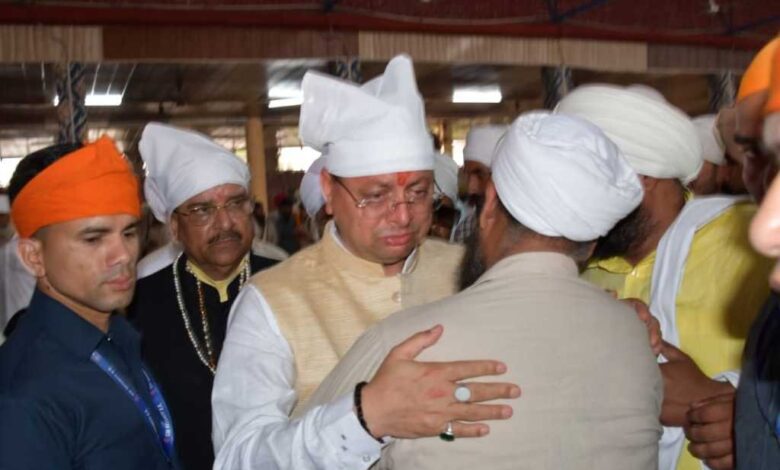 नानकमत्ता गुरुद्वारा कैंप पहुंच भावुक हुए मुख्यमंत्री धामी, पार्थिव शरीर पर पुष्पांजलि की अर्पित