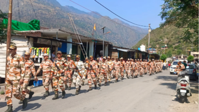 देहरादून पुलिस व अर्द्धसैनिक बलों ने किया फ्लैग मार्च