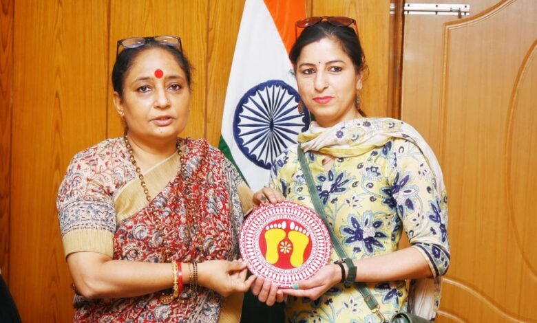 विधानसभा अध्यक्ष ने की ऐपण कलाकृतियों की सराहना विधानसभा अध्यक्ष ने की ऐपण कलाकृतियों की सराहना