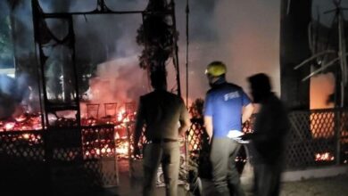 झोपड़ियों में लगी आग, अफरा तफरी झोपड़ियों में लगी आग, अफरा तफरी