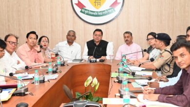 सीएम ने लगाई वनाधिकारियों के अवकाश पर रोक सीएम ने लगाई वनाधिकारियों के अवकाश पर रोक