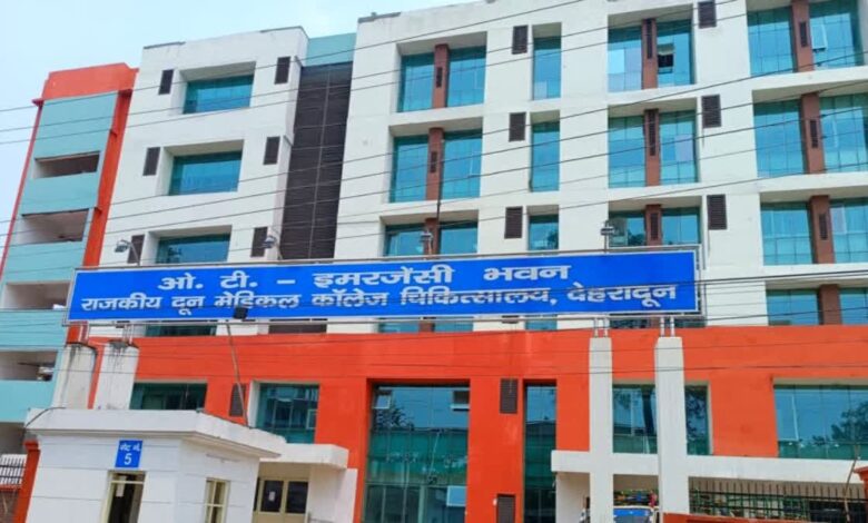 दून अस्पताल की इमरजेंसी में युवकों का दुस्साहस