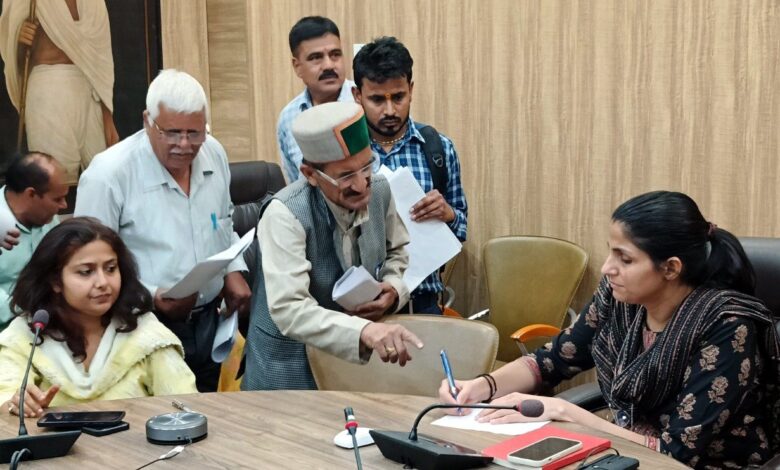 जिलाधिकारी ने सुनी जनमानस की समस्याएं