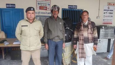 श्रद्धालुओं की सहायता कर रही चमोली पुलिस