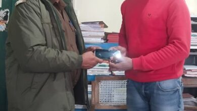 श्रद्धालुओं की सहायता करने में जुटे पुलिस के जवान