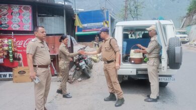 तपती धूप में ड्यूटीरत जवानों को बांटा जूस तपती धूप में ड्यूटीरत जवानों को बांटा जूस