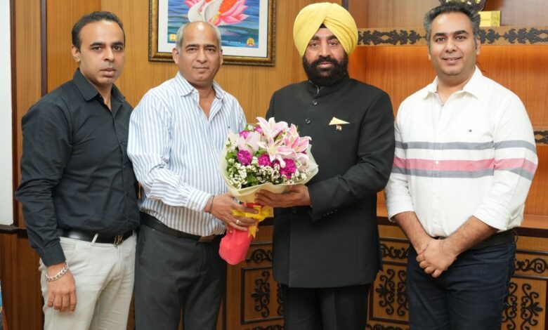 राज्यपाल को दी नशा मुक्ति के लिये किए जा रहे प्रयासों की जानकारी