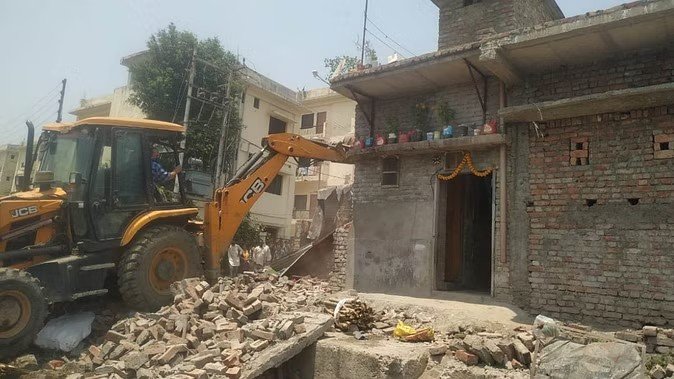 अतिक्रमण हटाने की कार्रवाई से मचा हड़कंप