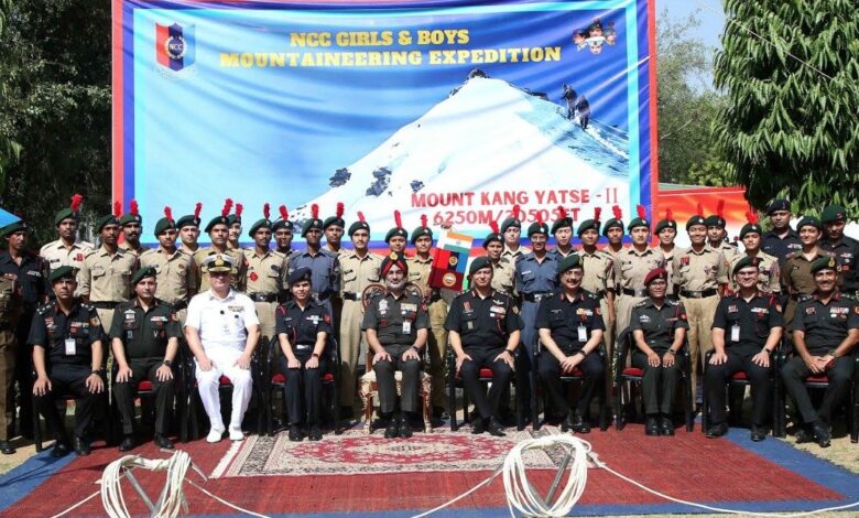 डीजी एनसीसी ने पर्वतारोहण अभियान को हरी झंडी दिखाकर रवाना किया