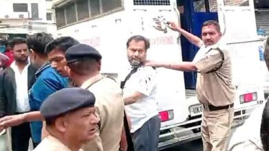 कोर्ट के बाहर हंगामा, अजय गुप्ता और उसके बहनोई पर फेंकी स्याही