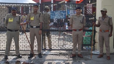 अलर्ट मोड पर रहा पुलिस बल अलर्ट मोड पर रहा पुलिस बल