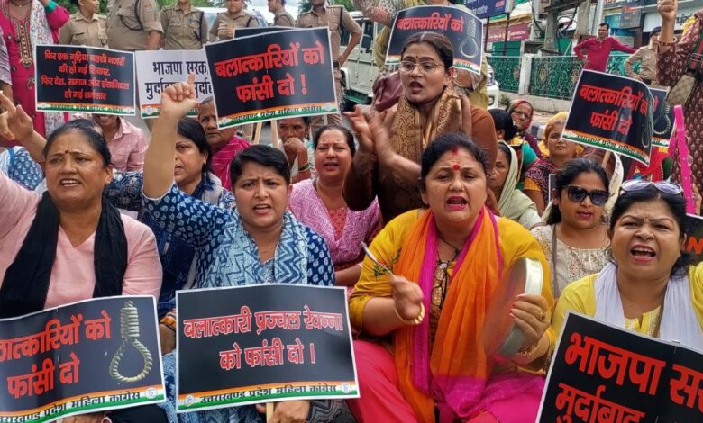 महिला कांग्रेस ने निकाला मार्च, दहन किया सरकार का पुतला