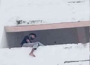 दून अस्पताल के भवन की तीसरी मंजिल पर चढ़ा युवक