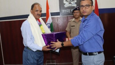 ऐच्छिक सेवानिवृत्त हो रहे पुलिसकर्मी को दी विदाई
