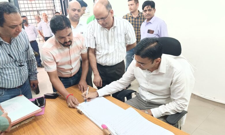नव नियुक्त जिलाधिकारी ने ग्रहण किया पदभार