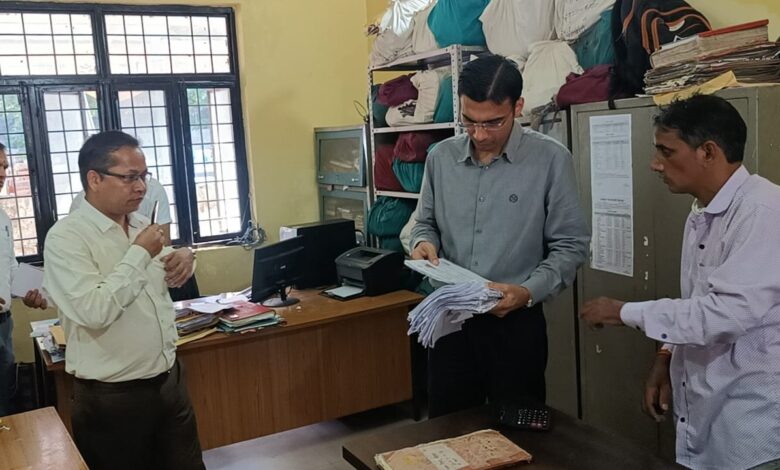 जिलाधिकारी देहरादून ने किया जिला समाज कार्यालय का औचक निरीक्षण