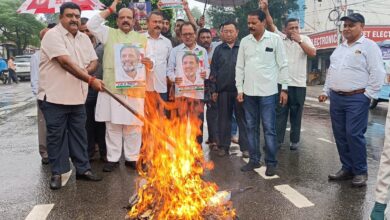 विधायक संजय गायकवाड के खिलाफ ऑल इंडियन कांग्रेस संगठन का प्रदर्शन, पुतला फूंका