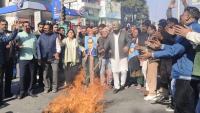 कांग्रेस कार्यकर्ताओं ने किया गृह मंत्री का पुतला दहन