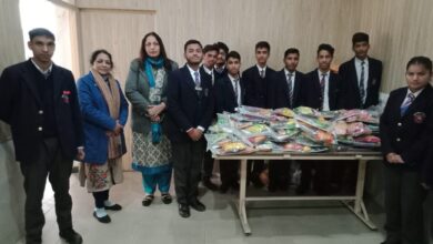 पाइन हॉल स्कूल के छात्रों ने आसरा बालिका आश्रय गृह में क्रिसमस की खुशियाँ फैलाईं