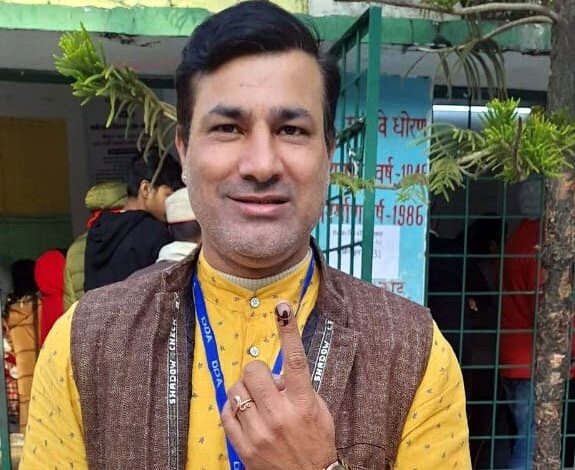 आप मेयर प्रत्याशी रविंद्र सिंह आनंद ने किया मतदान