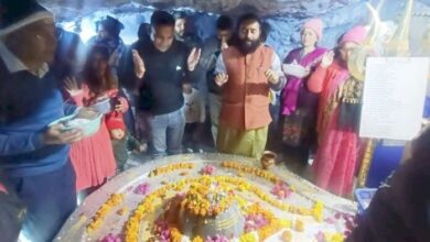 महाकुम्भ के अमृत जल से भगवान श्री टपकेश्वर महादेव का किया जलाभिषेक