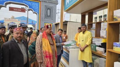 प्रयागराज महाकुंभ में लगे उत्तराखंड पवेलियन में पहुंचे महाराज