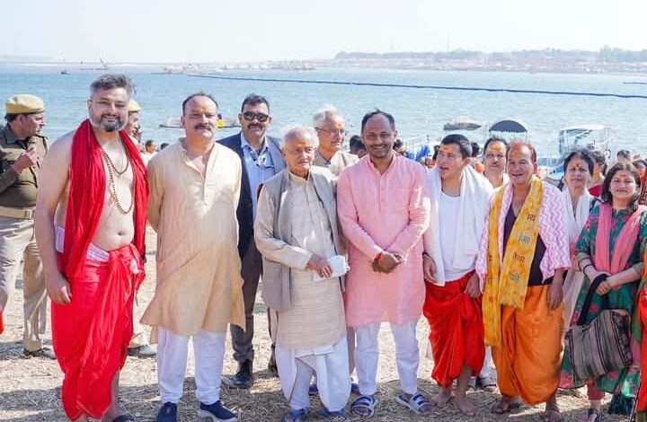 पूर्व सीएम कोश्यारी ने किया महाकुंभ में स्नान