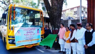 सीएम  ने कलस्टर विद्यालयों में 15 बसों का फ्लैग ऑफ किया