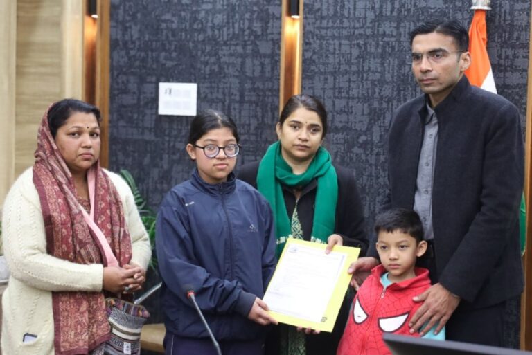 जिला प्रशासन की मानवीय पहल- विधवा महिला का बैंक ऋण चुकाया, बच्चों के भविष्य को दी सुरक्षा