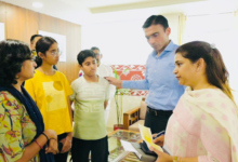 कैंसर पीड़ित विधवा सुनीता को जिला प्रशासन का सहारा, बच्चों की शिक्षा फिर हुई शुरू